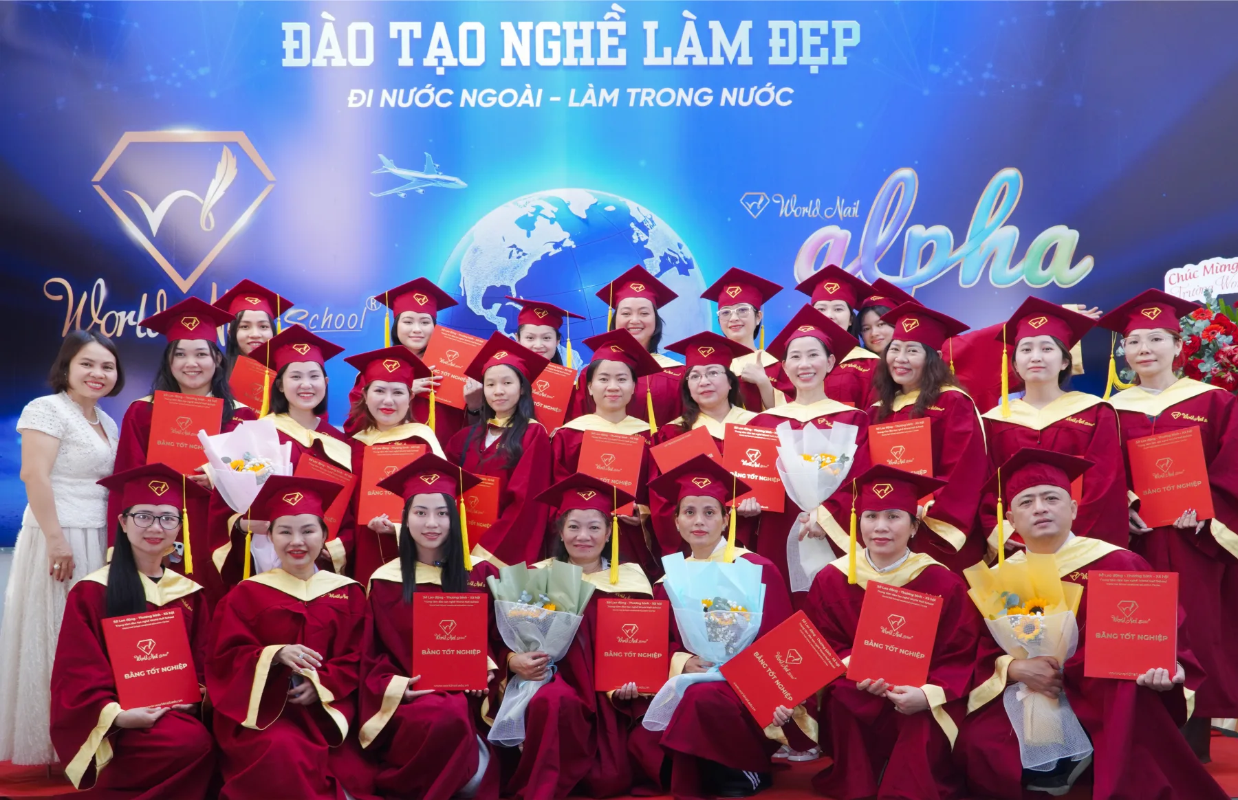 Học viên World Nail Alpha trong lễ tốt nghiệp nghề làm đẹp