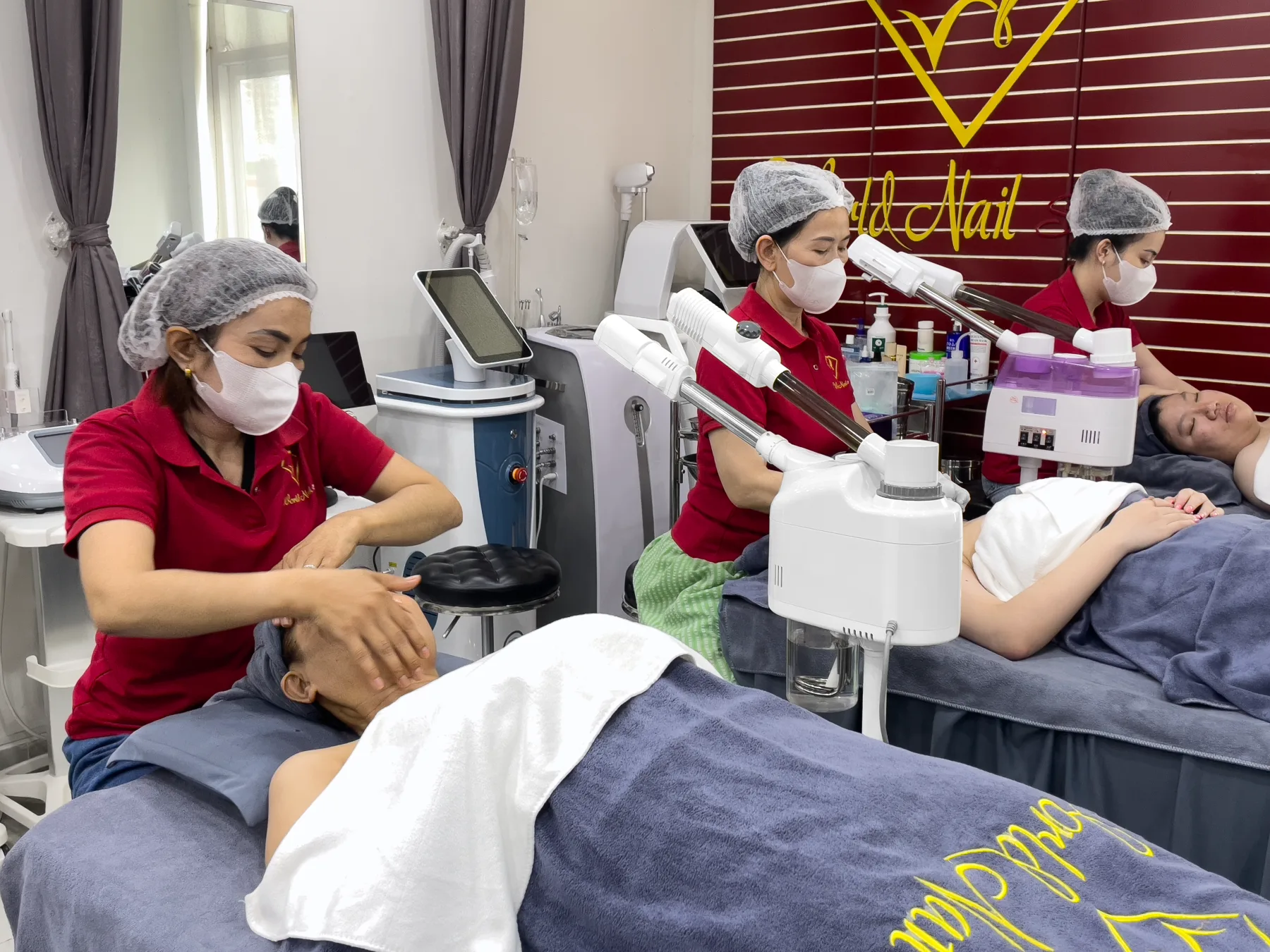 Học viên World Nail School thực hành chăm sóc da trên mẫu thật